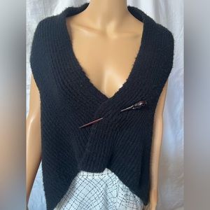 Wrap Sleeveless Sweater with Tortoise Fastner